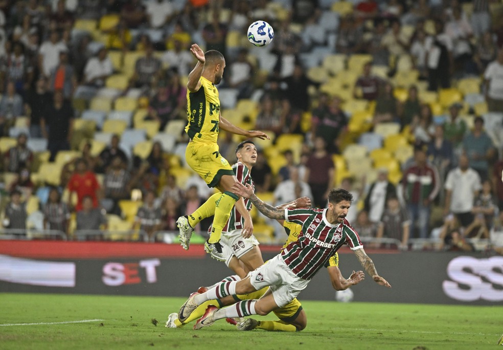 Everaldo e Serna disputam a bola no ataque do Fluminense. Foto: Andre Durão