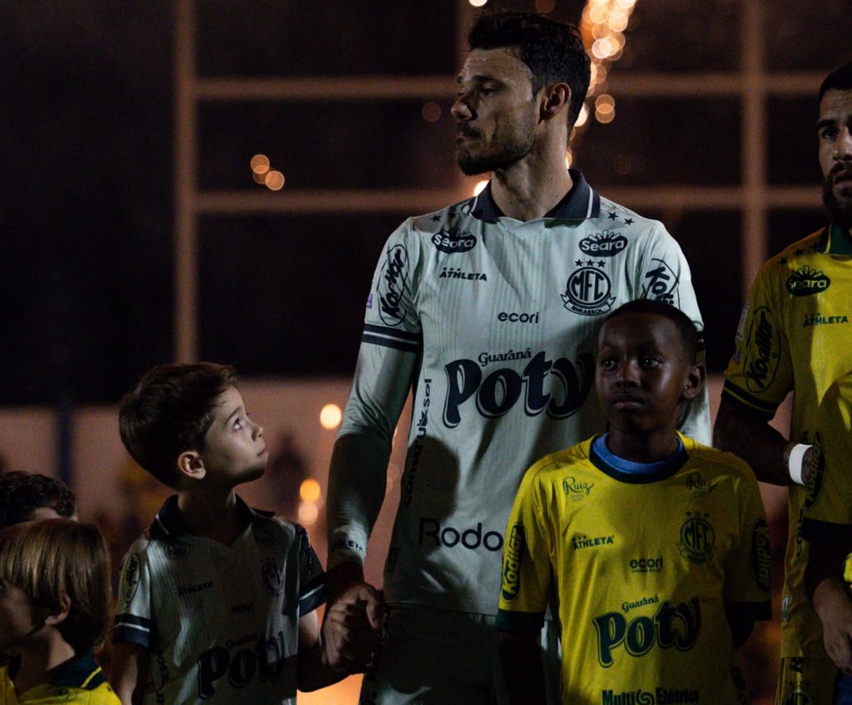 Estreante após dois anos no Mirassol, Thomazella se emociona ao lado do filho no hino; vídeo