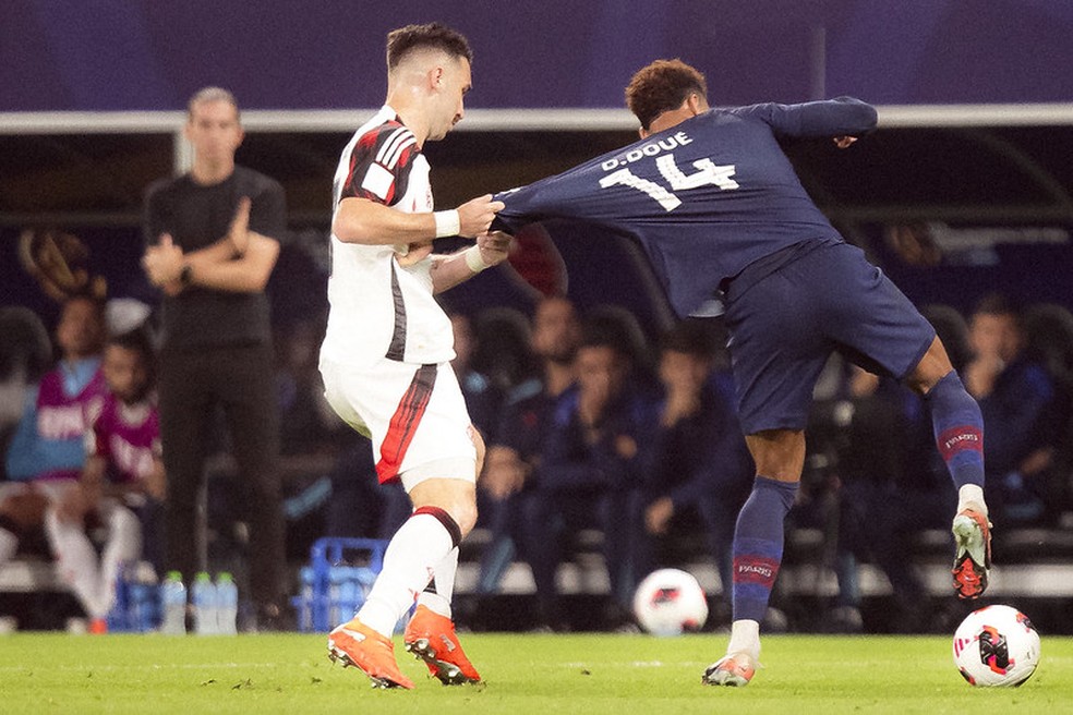 Léo Ortiz marca Doué no PSG x Flamengo — Foto: Adriano Fontes / Flamengo