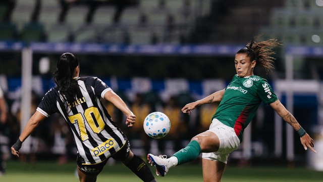 Lance de Palmeiras x Santos pelo Brasileirão Feminino