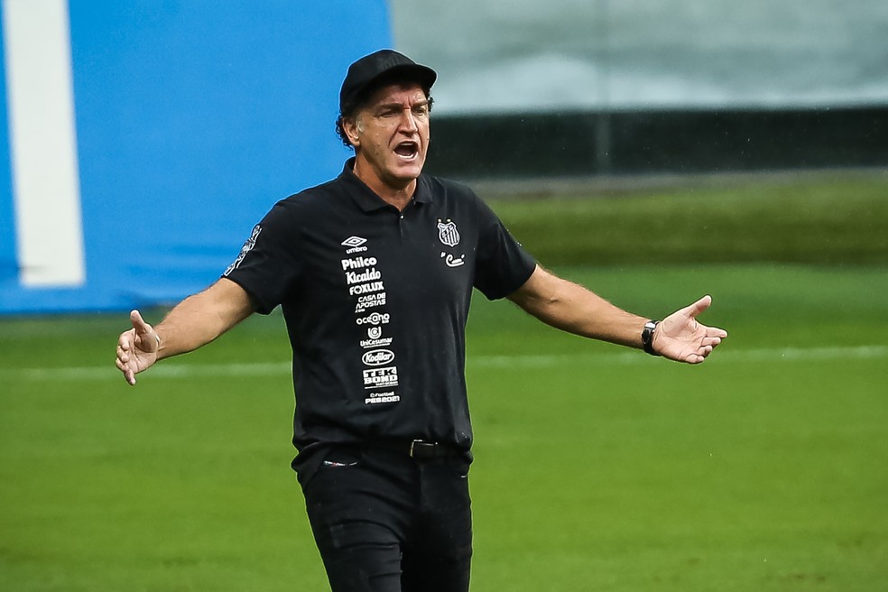 Cuca, técnico do Santos, no jogo contra o Grêmio — Foto: PEDRO H. TESCH/AGIF - AGÊNCIA DE FOTOGRAFIA/ESTADÃO CONTEÚDO