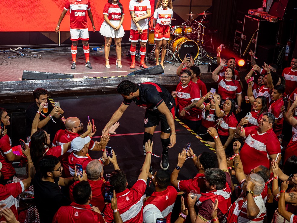 Matheus Albino desfila no lançamento das novas camisas do CRB — Foto: Francisco Cedrim/ASCOM CRB