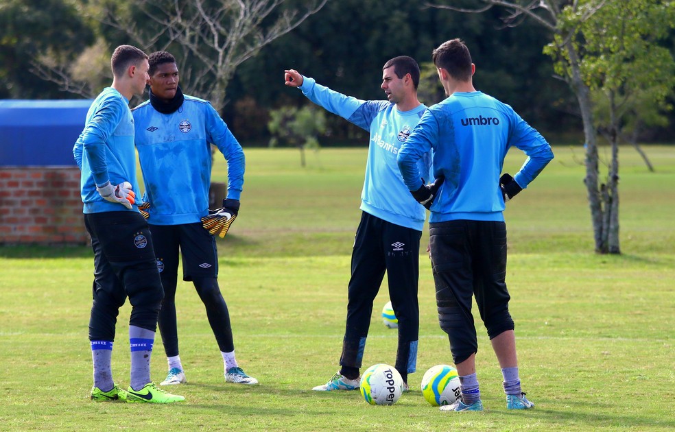 Preparador de goleiros Mateus Famer na época no time sub-17 — Foto: Rodrigo Fatturi/Grêmio