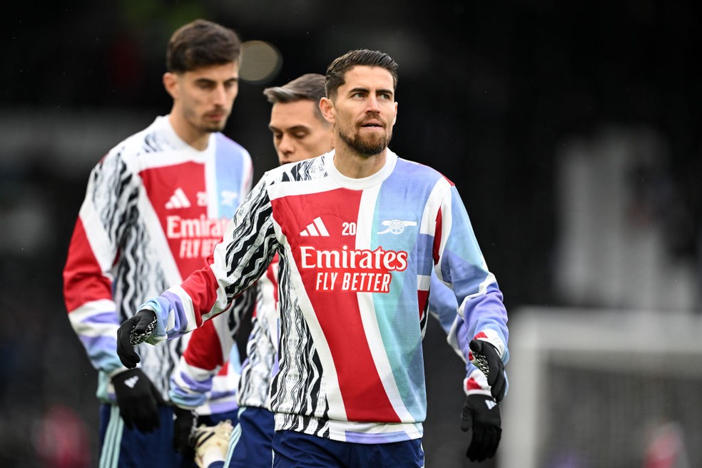 Jorginho, Trossard e Haverz aquecem antes de Fulham x Arsenal — Foto: Getty Images