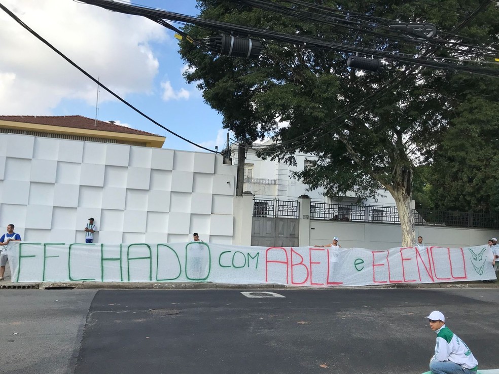 Torcida organizada do Palmeiras faz protesto em frente à sede da Crefisa — Foto: Reprodução