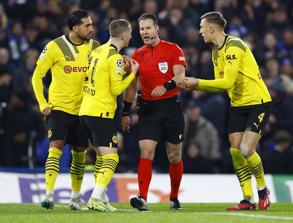 Explosão deixa jogador do Dortmund ferido e adia jogo da Champions League