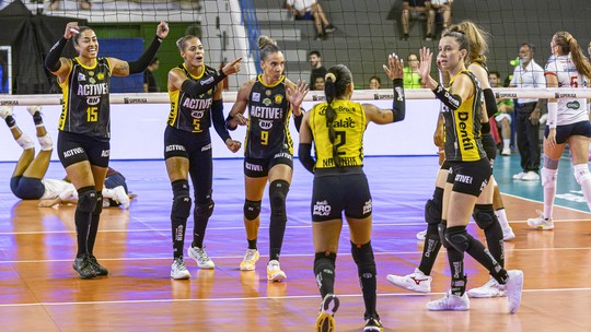 Praia Clube vence Paulistano Barueri e segue invicto na Superliga Feminina