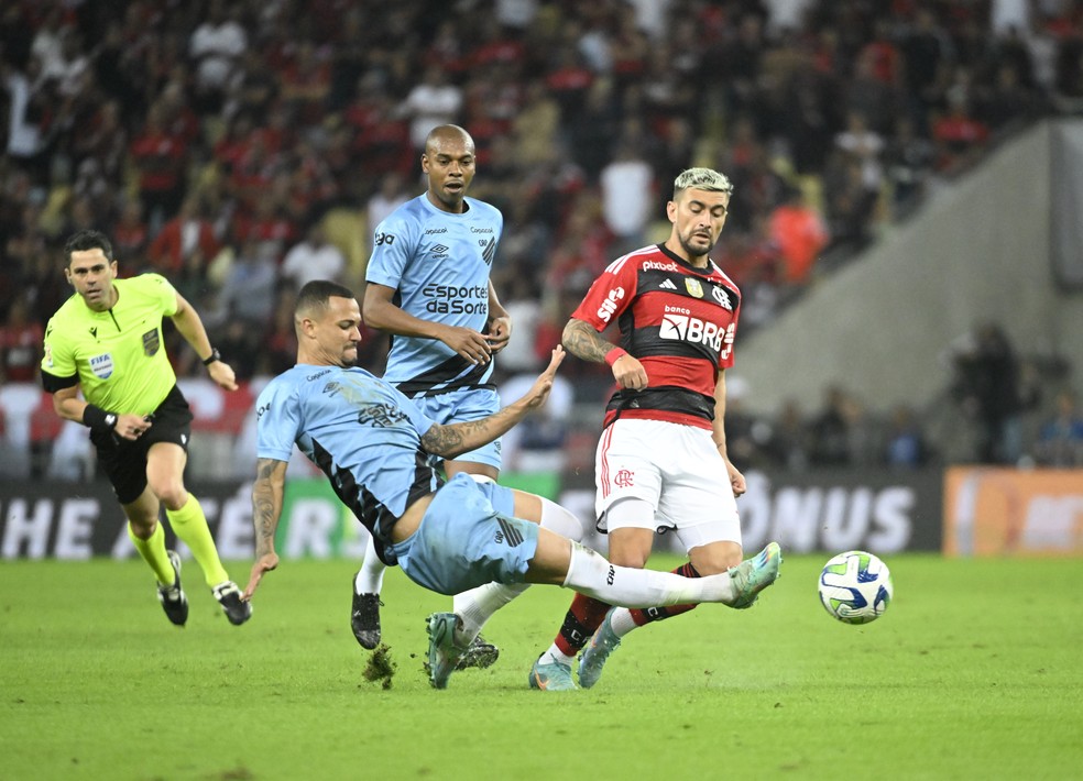 Em jogo de falhas defensivas e dois pênaltis, Flamengo perde para