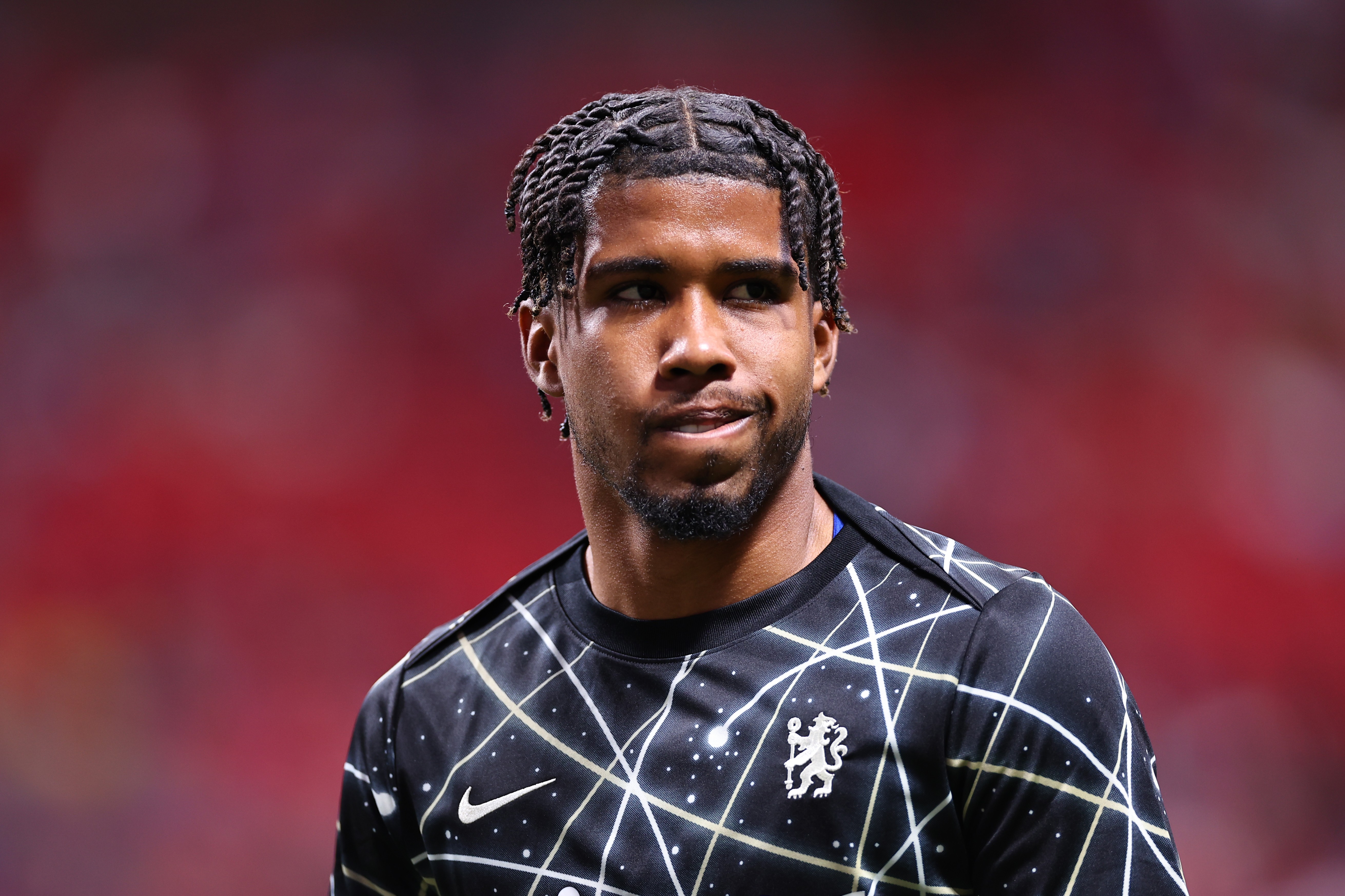 Andrey Santos enfrenta pressão de torcedores vascaínos e do pai por gol decisivo.