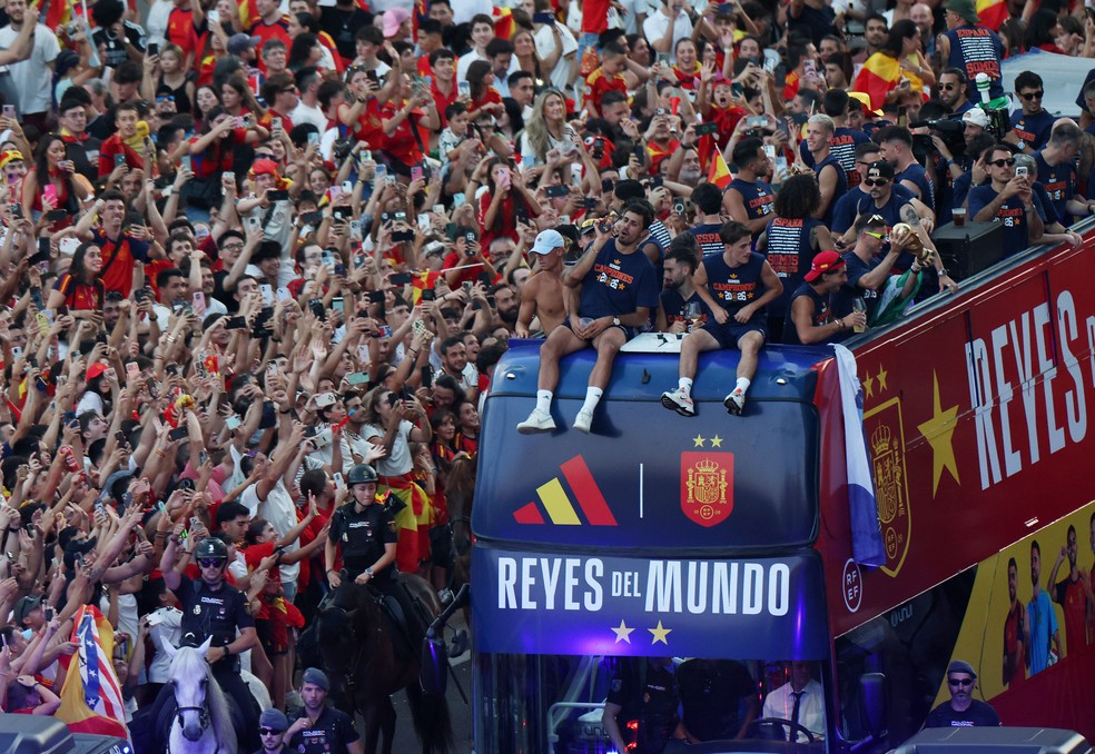 Jogadores da Espanha são recebidos por multidão em Madri — Foto: Reuters