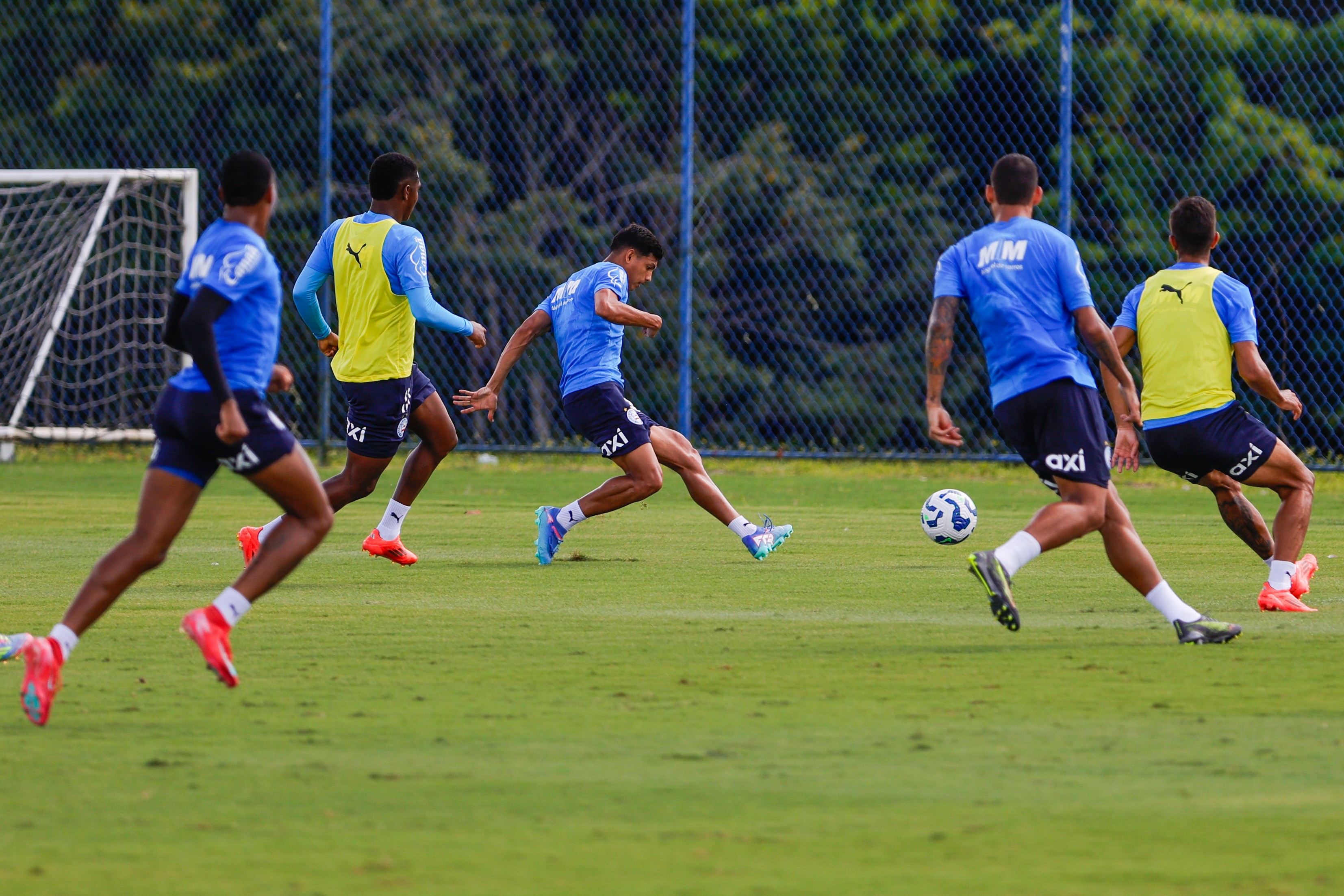 Rezende e Borduchi voltam a treinar com bola no Bahia