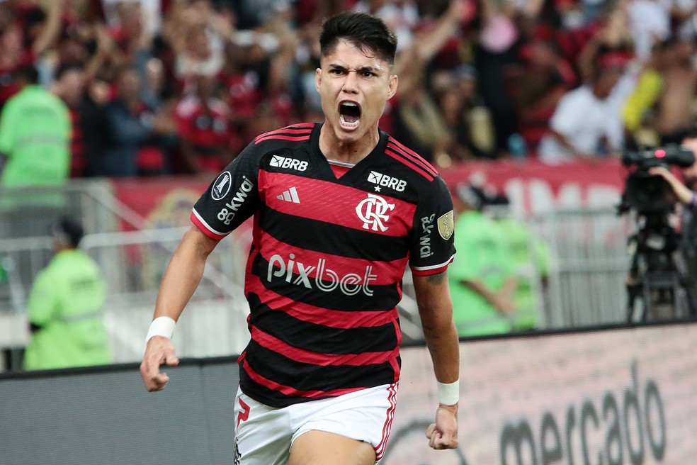 Luiz Araújo comemora gol do Flamengo contra o Bolivar — Foto: Alexandre Durão