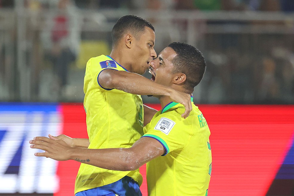 Benjamin Jr. comemora golaço de voleio em Brasil x Espanha — Foto: Alex Grimm - FIFA/FIFA via Getty Images