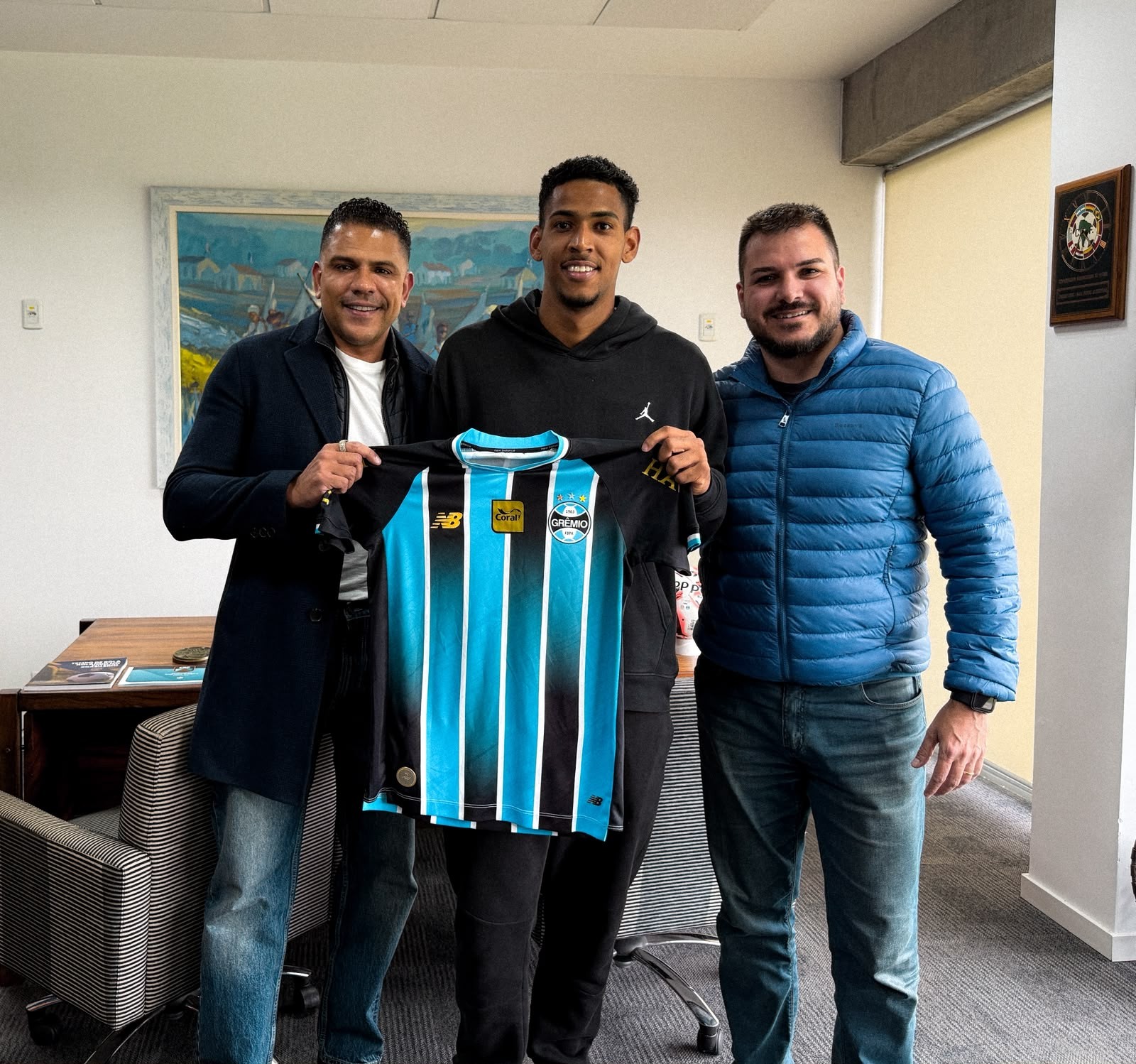 Grêmio promove zagueiro da base ao grupo principal; veja valor da multa