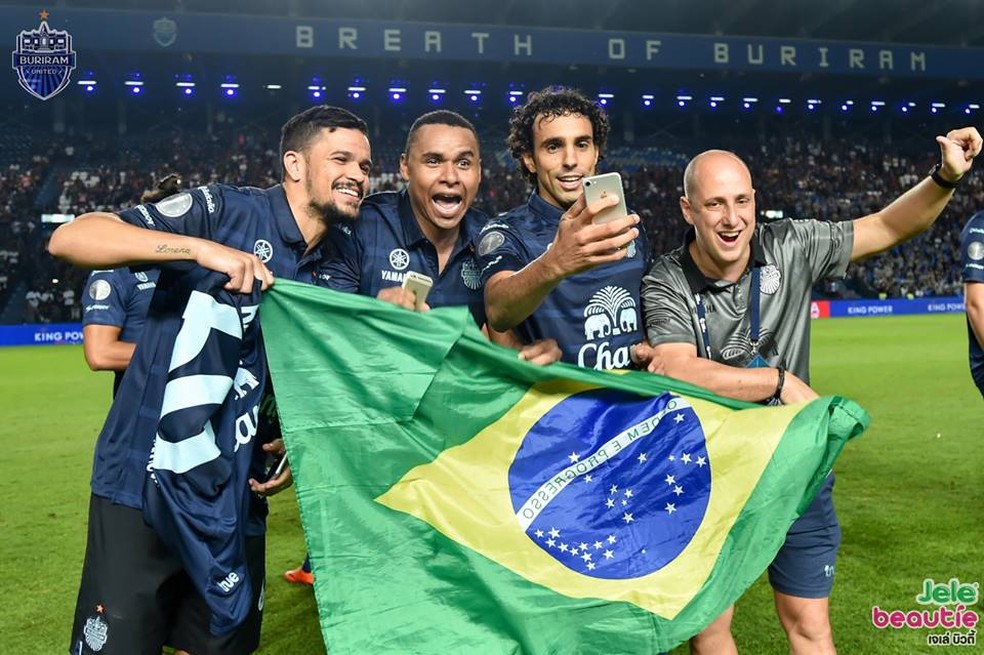 Diogo comemora título pelo Burriram United, da Tailândia — Foto: Acervo pessoal