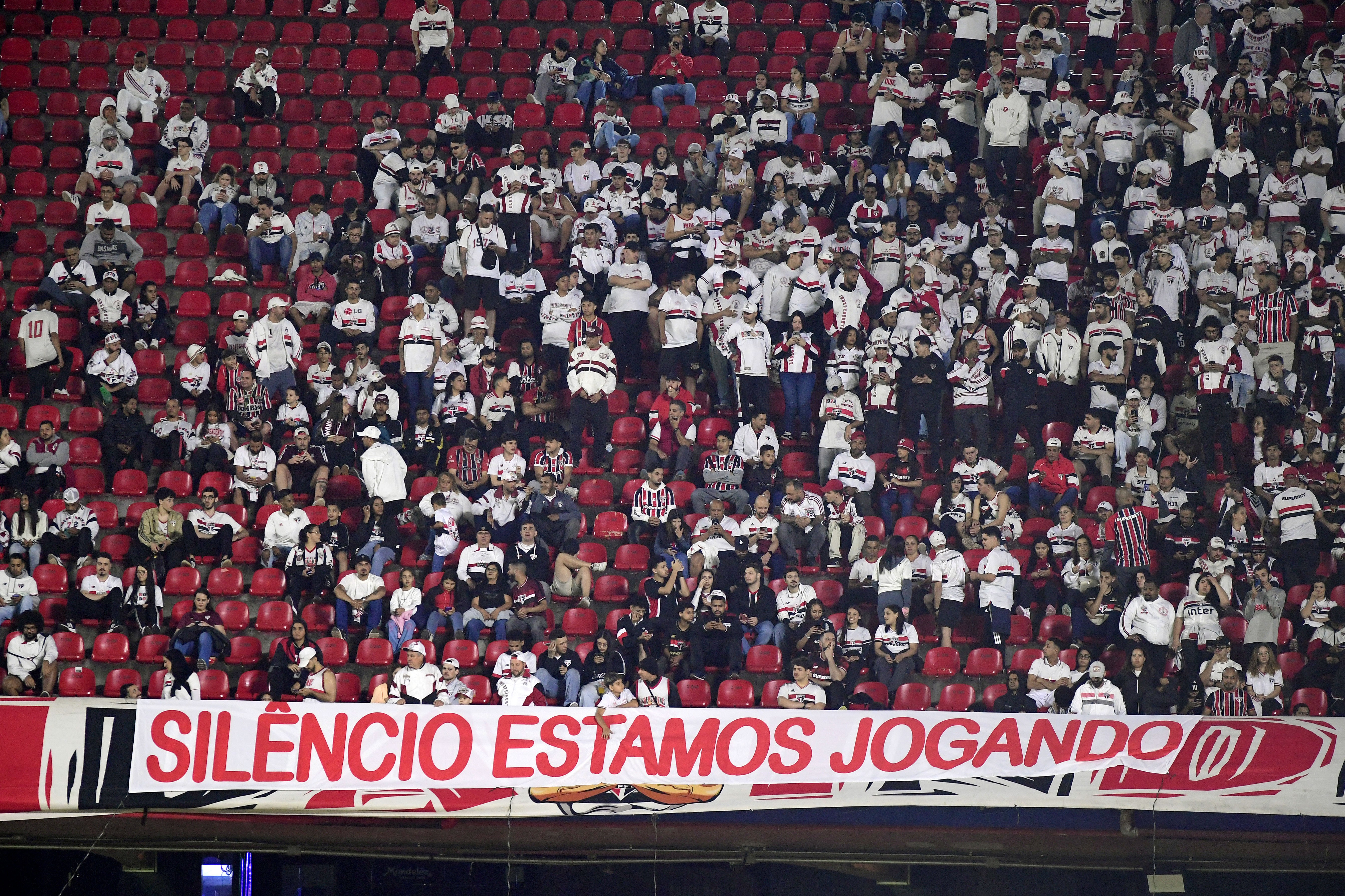Torcida do São Paulo protesta e faz 15 minutos de silêncio em início de jogo contra o Internacional