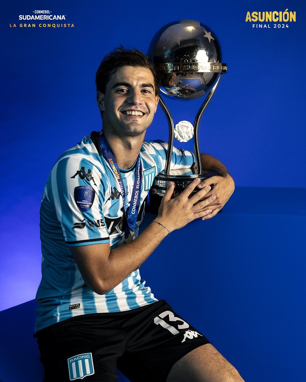 Santiago Sosa com a ta�a da Sul-Americana � Foto: Divulga��o/Conmebol