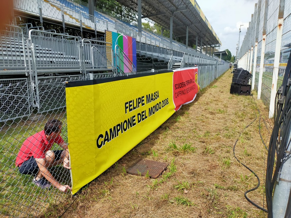 Fã-clube da Ferrari coloca cartaz em apoio a Felipe Massa no Circuito de Monza às vésperas do GP da Itália de F1 2023 — Foto: Ferrari Club Caprino Bergamasco