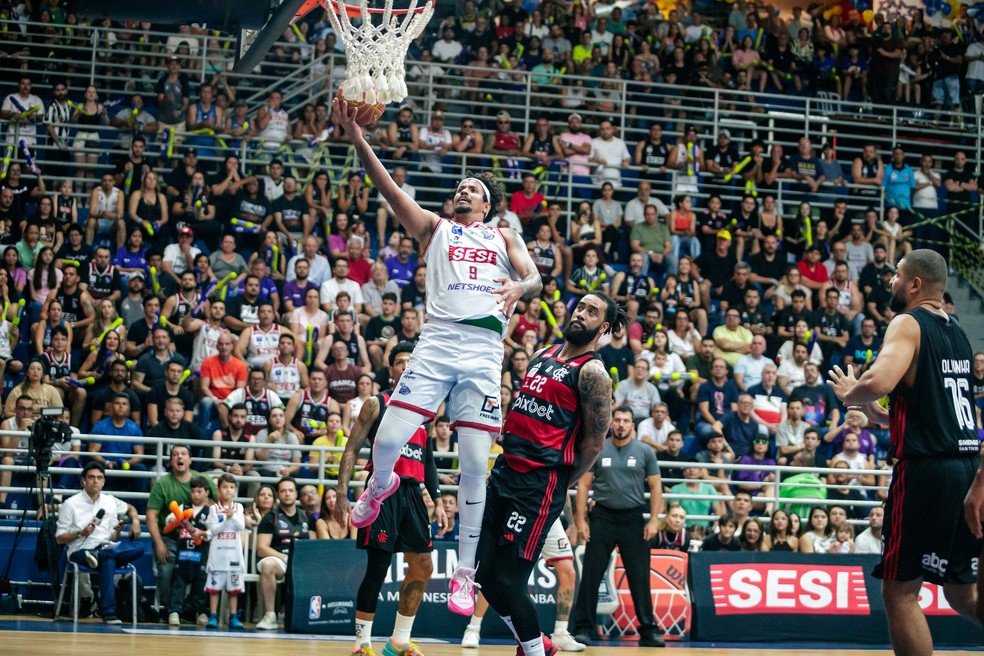 Lucas Dias, ala-pivô do Franca Basquete, ataca o garrafão do Flamengo no jogo 3 da final do NBB — Foto: Marcos Limonti/Sesi Franca Basquete
