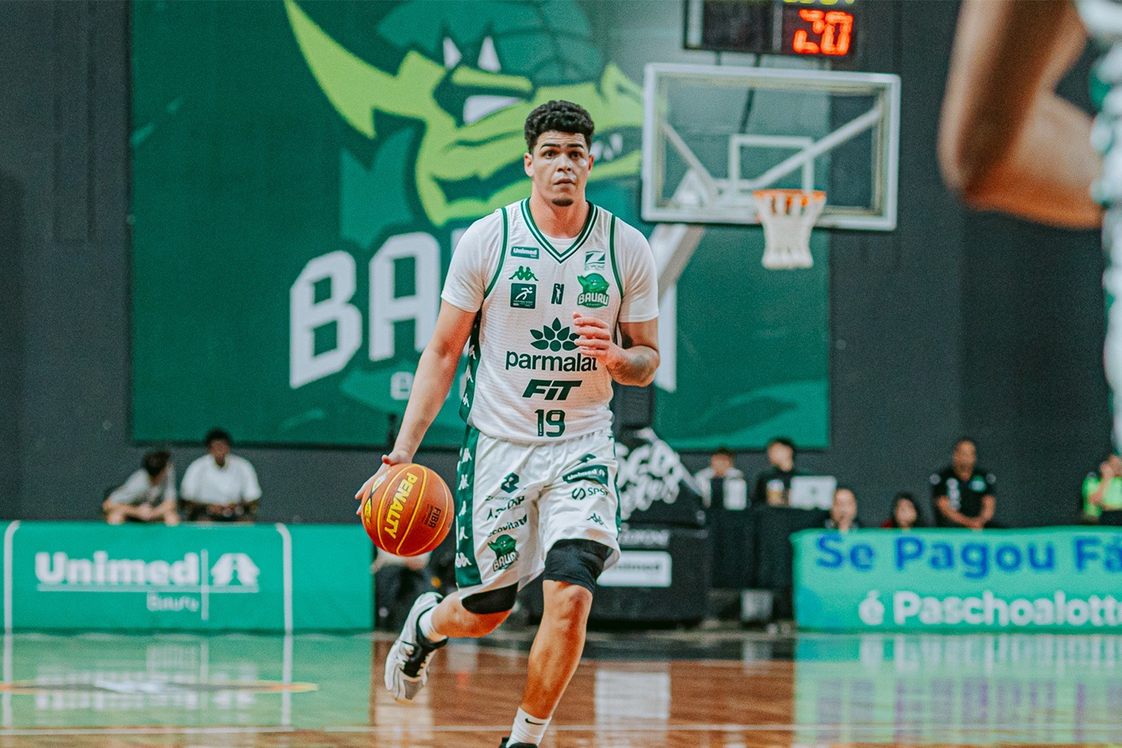 À la Curry: jogador acerta cesta do garrafão de defesa no estouro do cronômetro no NBB; assista