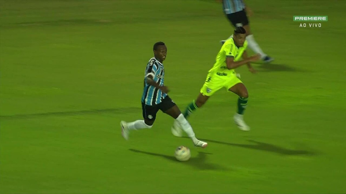 Grêmio lidera Gauchão com performance morna e destaque da jovem promessa