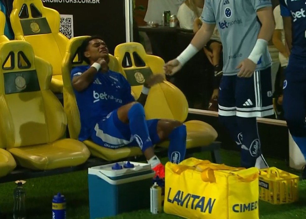 Kaique Kenji tem suspeita de lesão em jogo do Cruzeiro — Foto: Reprodução