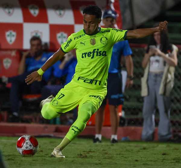 Abel elogia Lázaro no Palmeiras, mas encontra dificuldade em alterar time titular