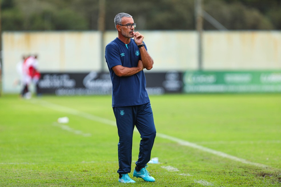 Airton Fagundes, técnico do time sub-20 do Grêmio — Foto: Renan Jardim/Grêmio FBPA