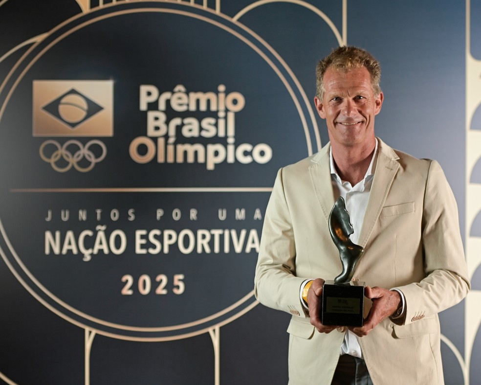 Robert Scheidt exibe troféu Adhemar Ferreira da Silva — Foto: Alexandre Loureiro/COB