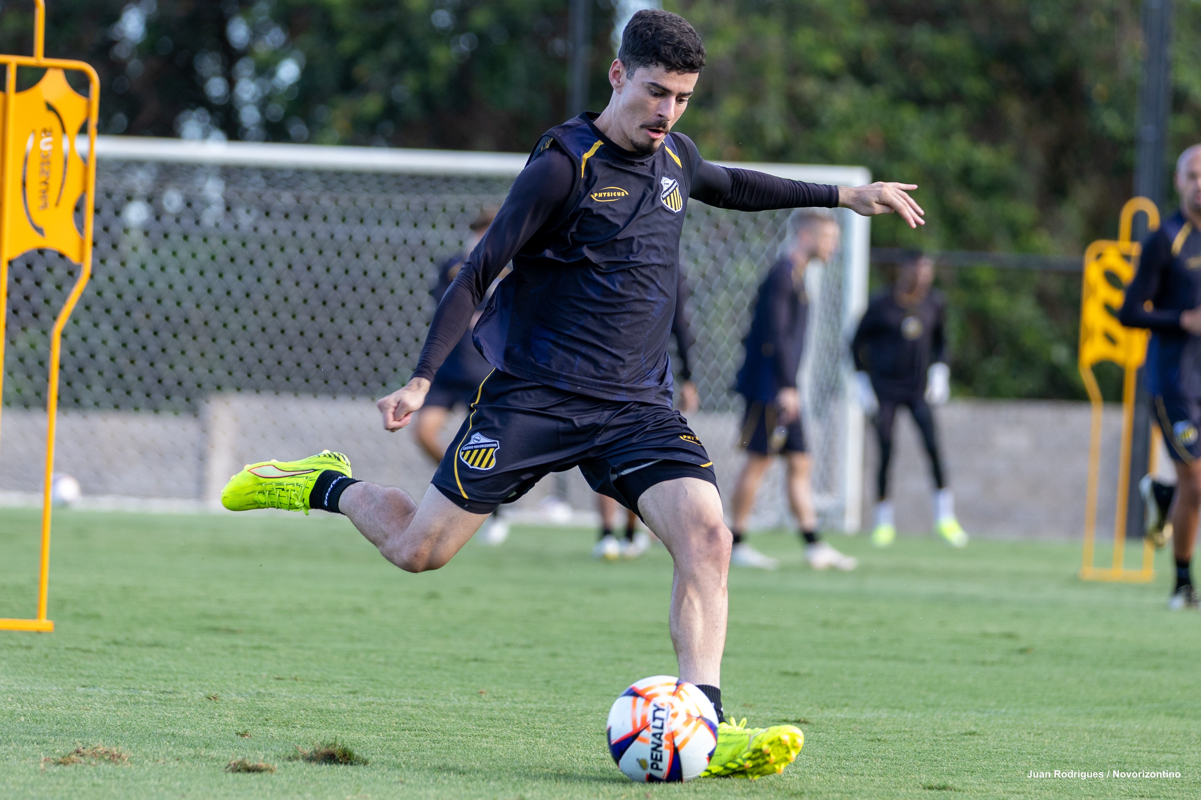 Palmeiras recebe sondagens e avalia venda de Rômulo