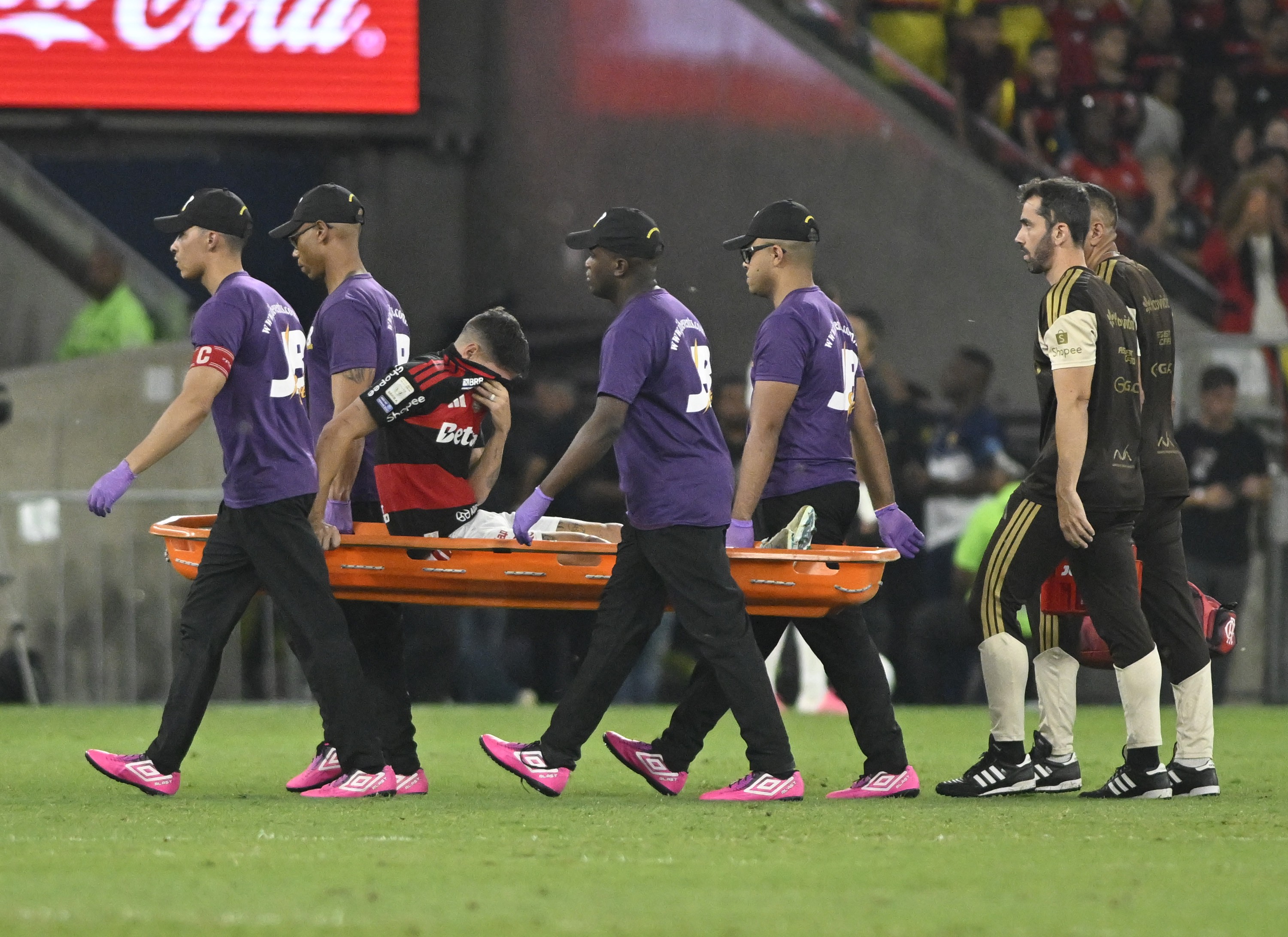 Ayrton Lucas se lesiona e deixa campo chorando em Flamengo x Bragantino