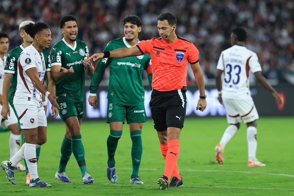 Gustavo Gmez reclama de pnalti marcado em LDU x Palmeiras  Foto: Franklin Jacome/Getty Images