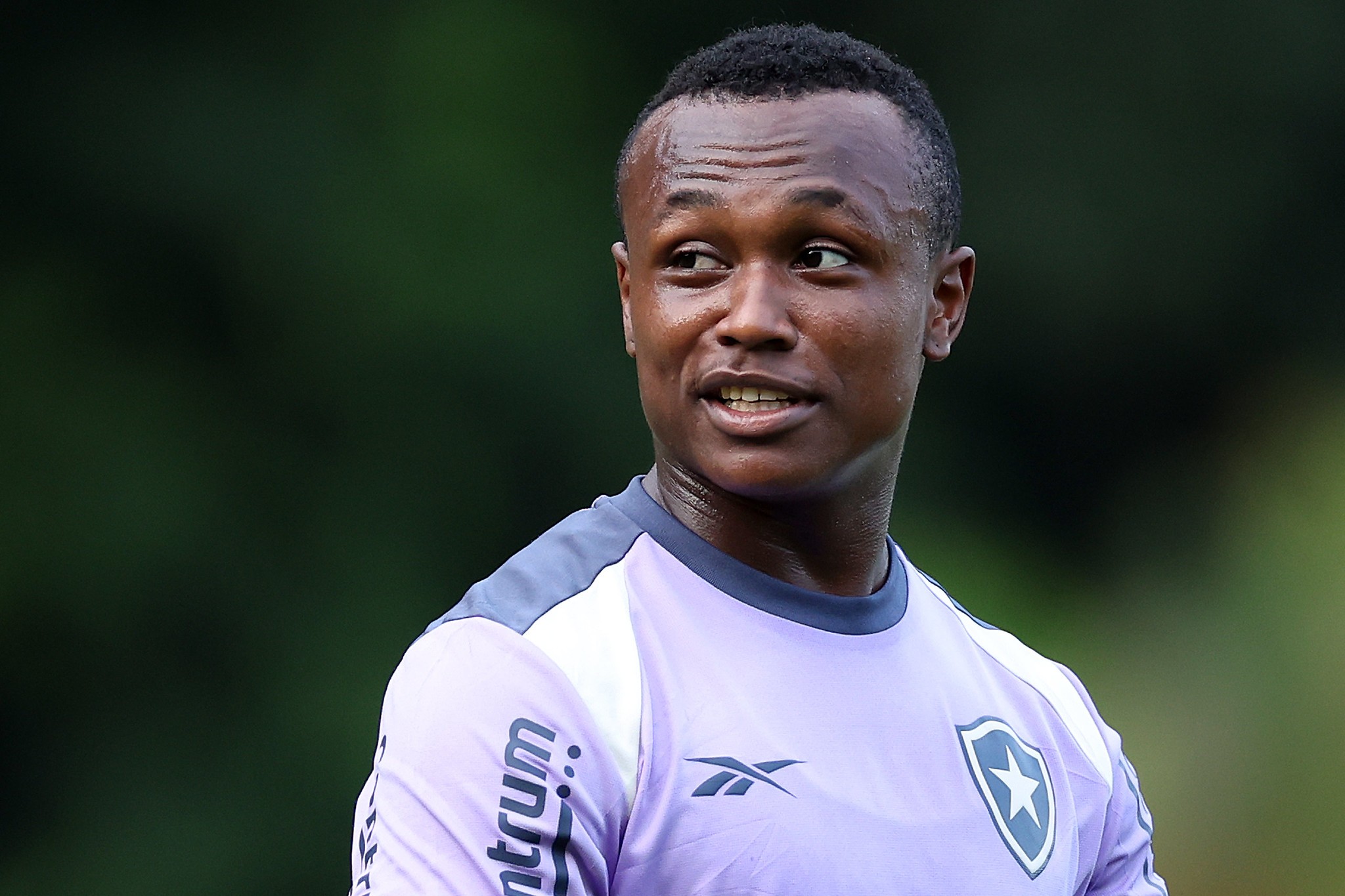 Nathan Fernandes, do Botafogo, sofre fratura no antebraço e passará por cirurgia