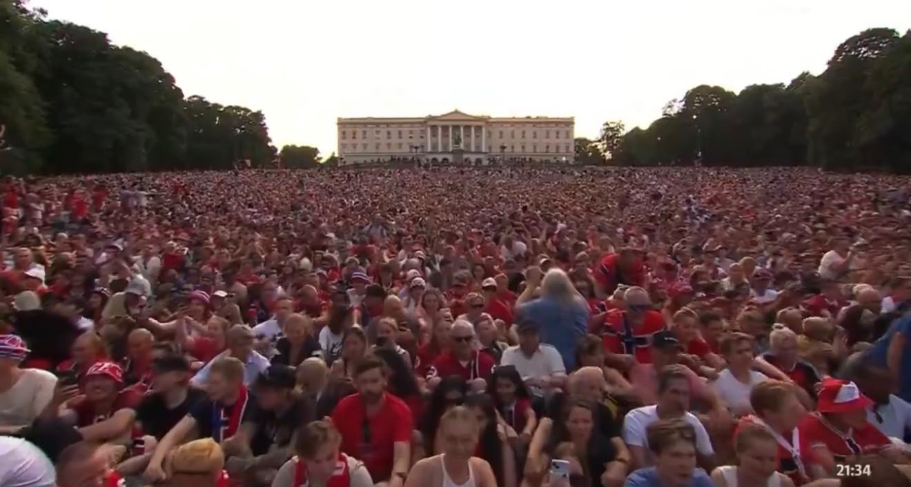Jogadores da Noruega são recebidos por multidão e fazem "remada coletiva"; veja o vídeo