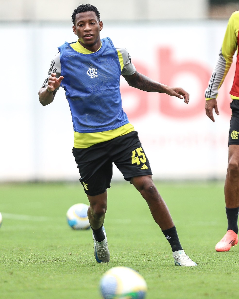 Plata treina com o grupo do Flamengo