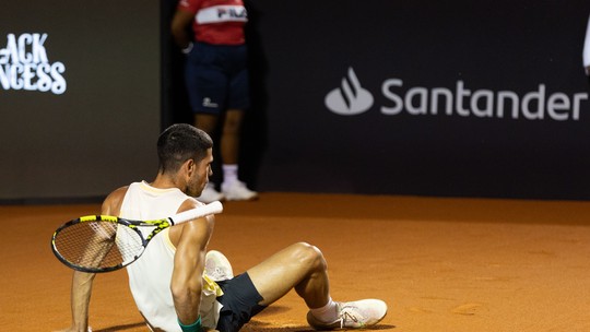 Alcaraz lamenta desistência após lesão no Rio Open: "Me senti muito mal"