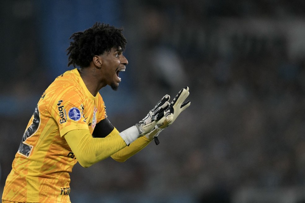 Hugo Souza em Corinthians x Racing — Foto: JUAN MABROMATA / AFP