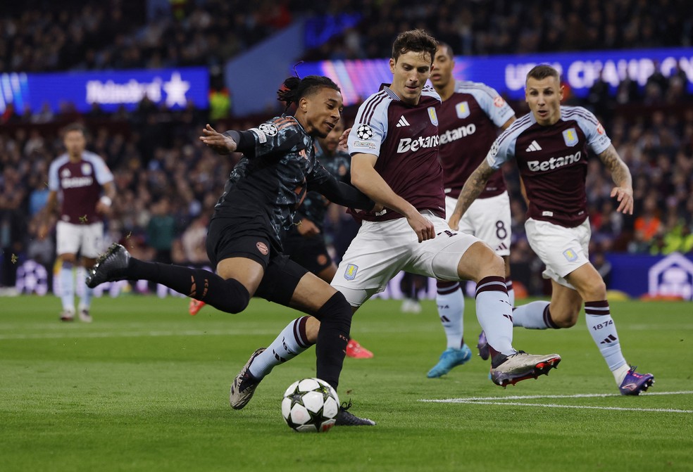 Olise Pau Torres Bayern x Aston Villa — Foto: Andrew Couldridge/Reuters