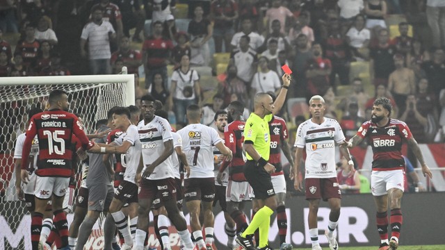 Gabriel e Nino são expulsos no fim de Flamengo x Fluminense