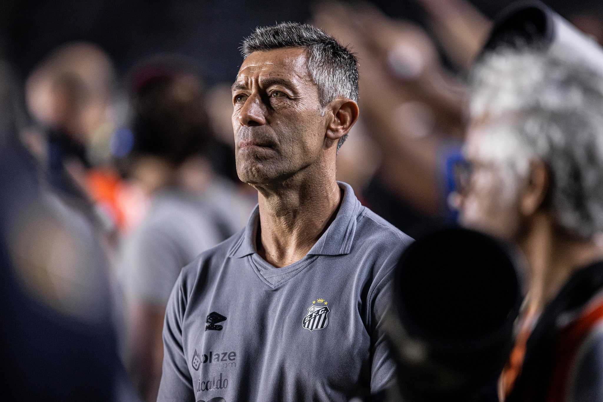 Santos sofre transfer ban na Fifa por dívida com auxiliar de Pedro Caixinha