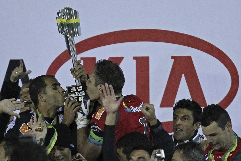 Felipe e Fernando Prass beijam a ta�a da Copa do Brasil de 2011 � Foto: Heuler Andrey/LatinContent via Getty Images