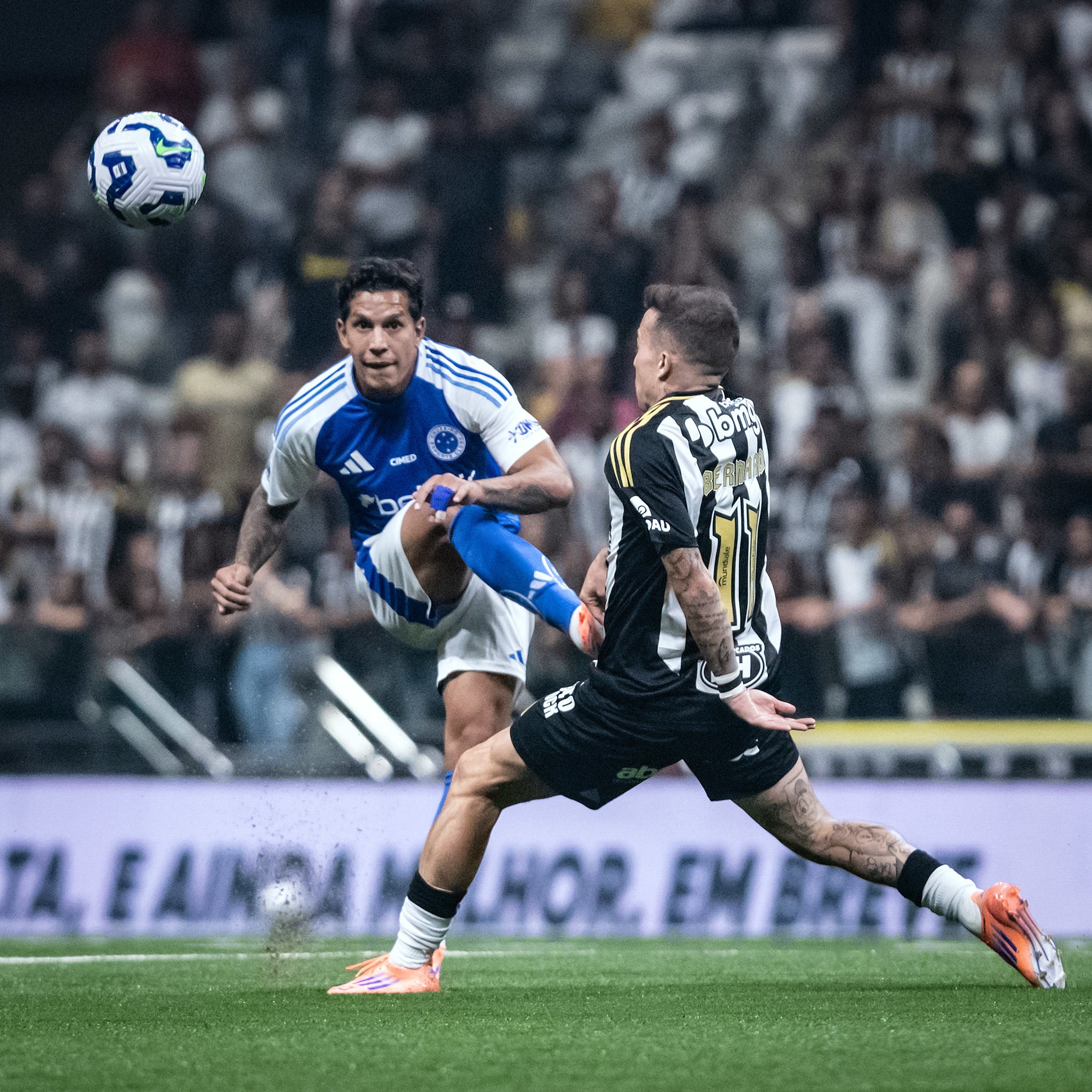 Var revisa jogada polêmica e Kaio Jorge é expulso em clássico mineiro.