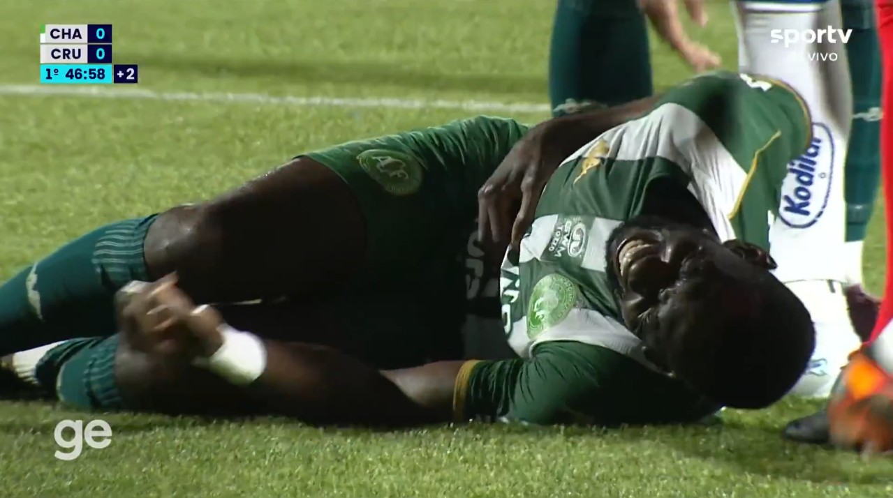 Bolasie treinando com o elenco da Chapecoense
