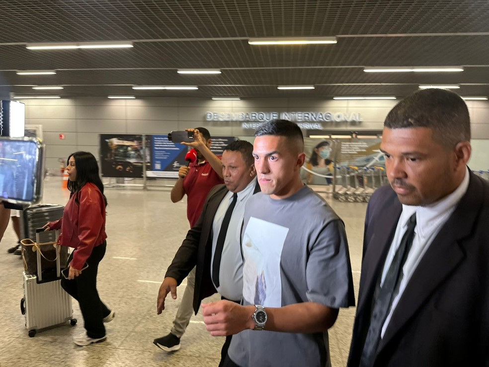 Tomás Cuello chega a BH para acertar com o Atlético-MG — Foto: André Ribas