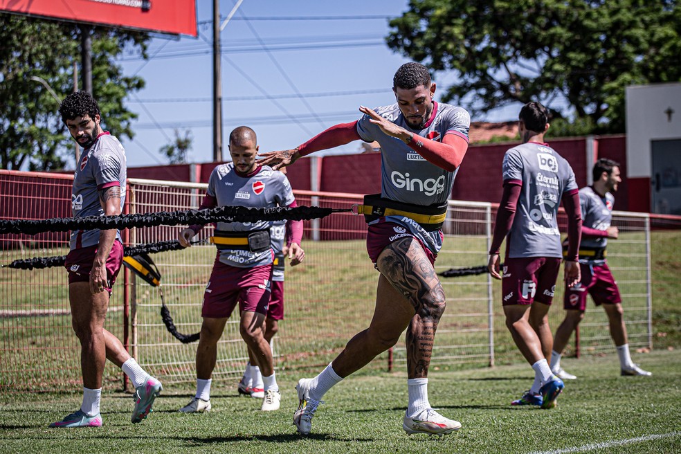 Willian Formiga: lateral-esquerdo volta de suspensão  — Foto: Roberto Corrêa/VNFC