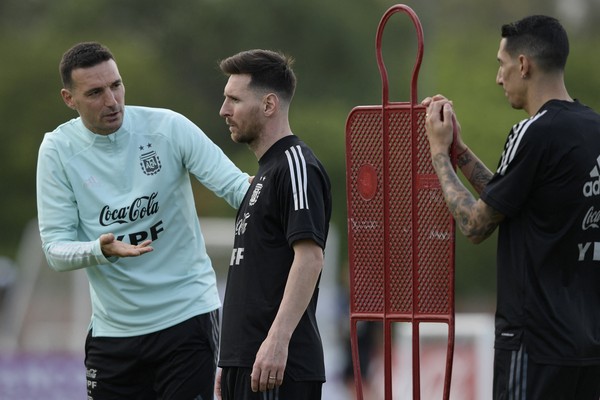 Scaloni convoca Messi e sete promessas para jogos das