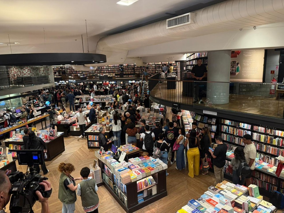 Fãs formam fila para prestigiar Adriano — Foto: Ana Carolina Lima