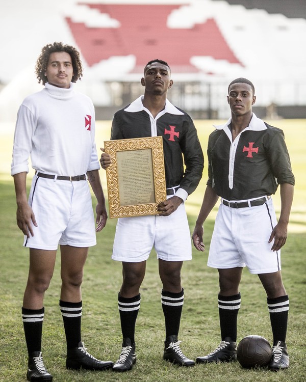 Vasco reproduz uniforme usado pelos Camisas Negras em 1923; fotos, vasco