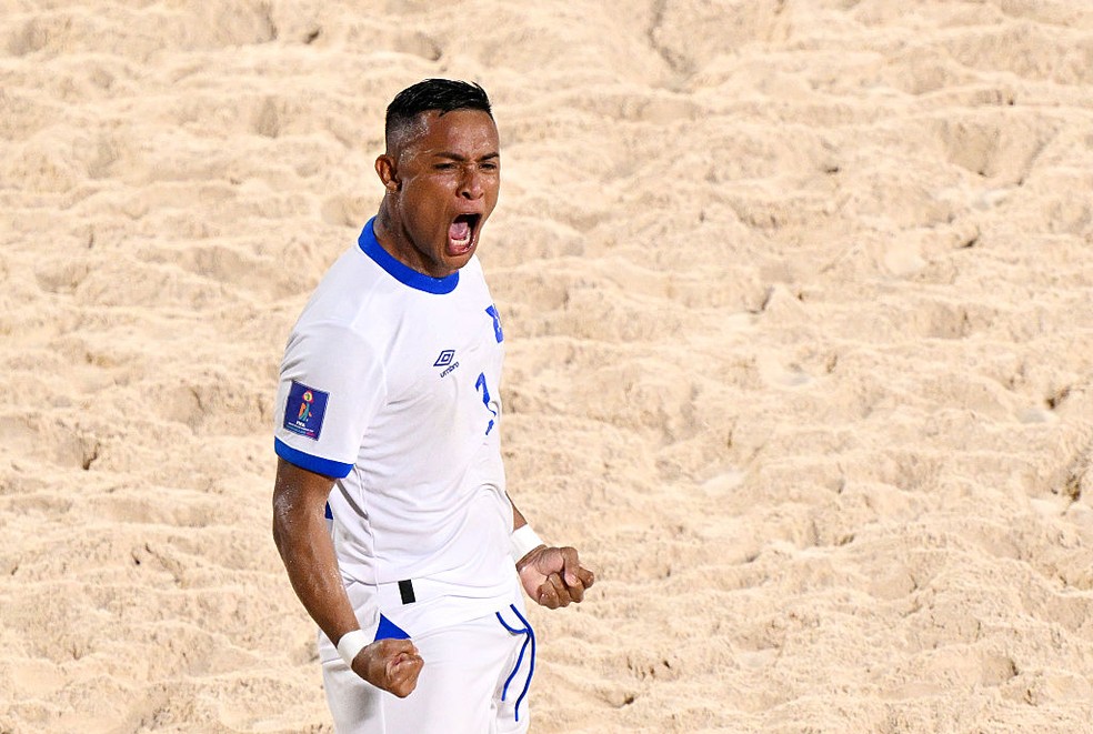 El Salvador celebra gol de empate contra o Brasil na Copa do Mundo de futebol de areia — Foto: Tullio Puglia - FIFA/FIFA via Getty Images