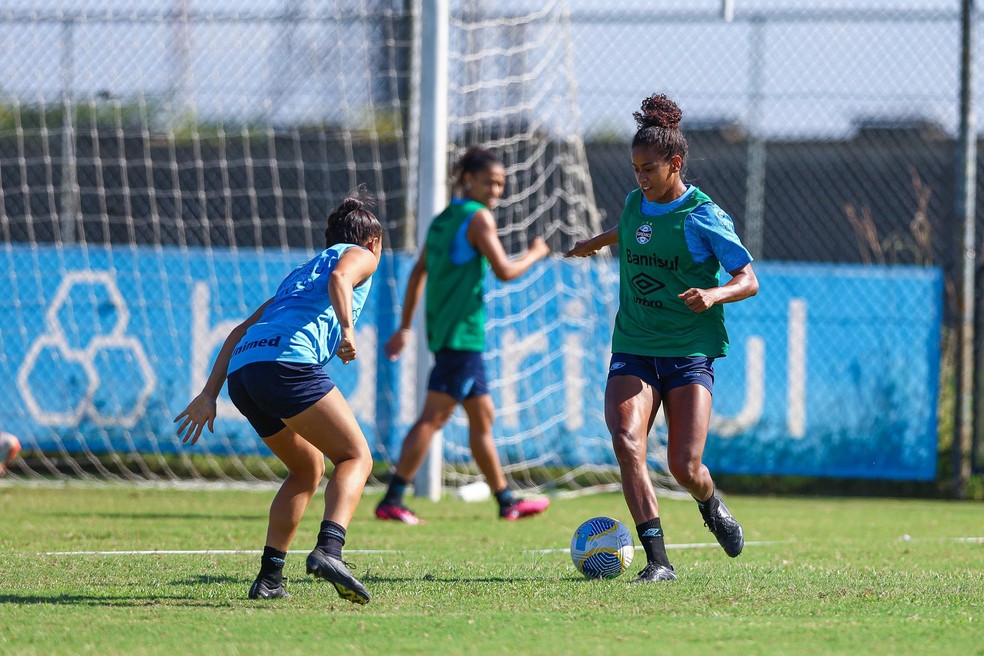 Tayla, zagueira do Grêmio em treino pré clássico Gre-Nal — Foto: Morgana Schuh/Grêmio